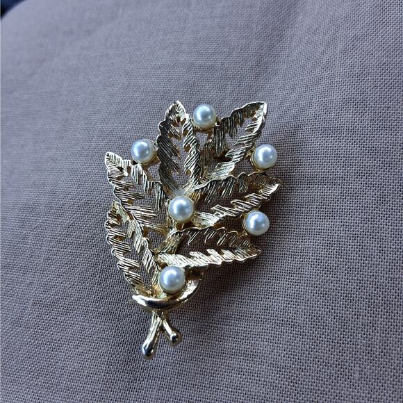 Leaf Pin Brooch Brushed Gold Tone with Acrylic Pearls - Picture 1 of 4